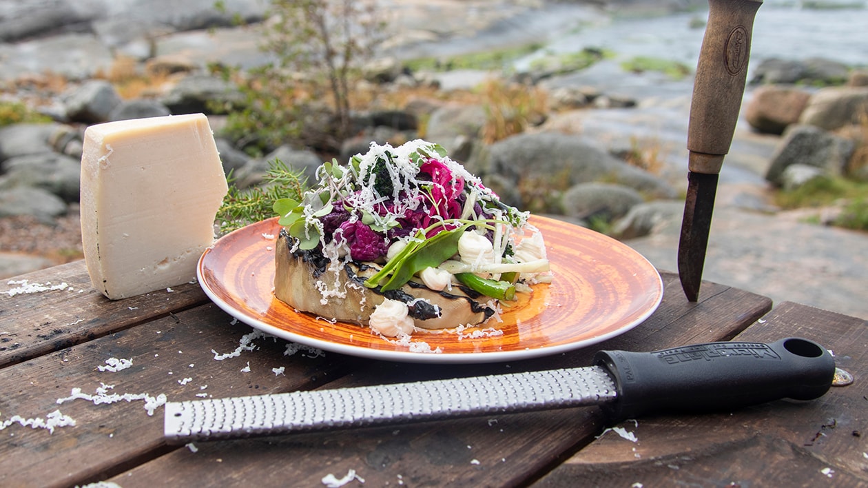 Salat stegt over åben ild og creme af gruyére-ost – - Opskrift