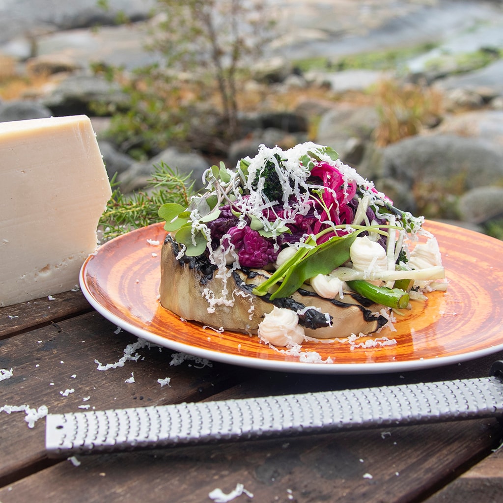 Salat stegt over åben ild og creme af gruyére-ost Salat stegt over åben ild og creme af gruyére-ost