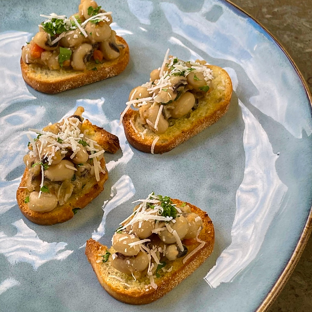 Toast med Black Eye-bønner og parmesan Toast med Black Eye-bønner og parmesan