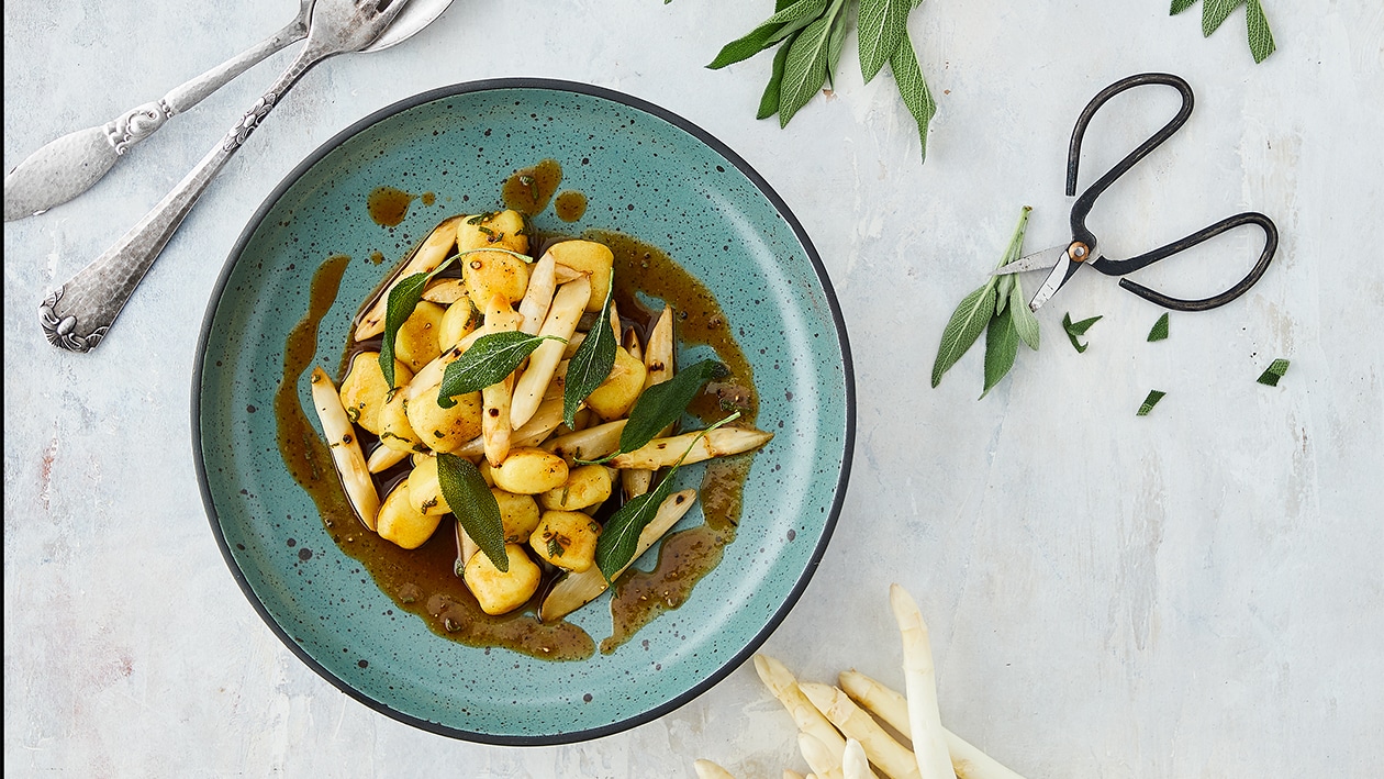 Gnocchi med Kylling, svampe og grillede hvide asparges – - Opskrift
