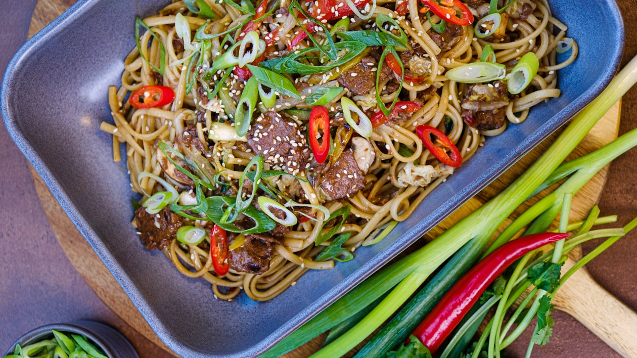 Wok med nudler og NoBeef Slices – - Opskrift