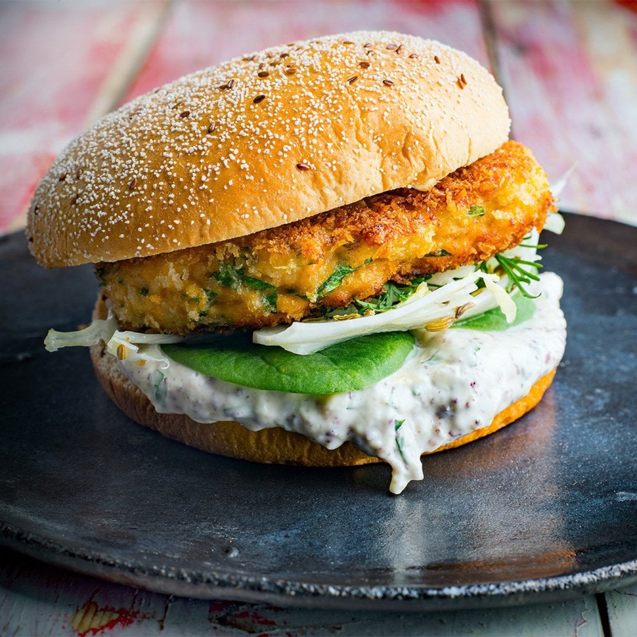 Fiskeburger med tahini-mayonnaise. Fiskeburger med tahini-mayonnaise.