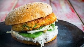 Fiskeburger med tahini-mayonnaise. – - Opskrift