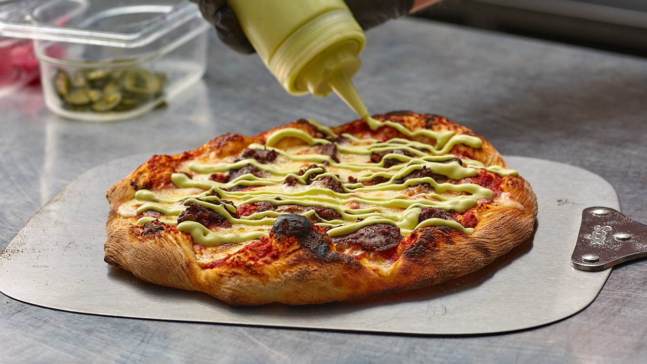 Pizza med Nobeef-slices, jalapeno-mayo og syltede rødløg – - Opskrift