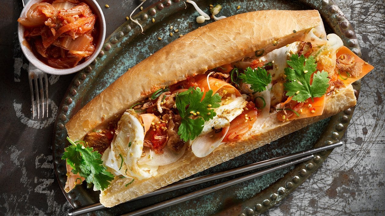 Banh mi med spejlæg, røget chilimayonnaise, kimchi og kinaradise.