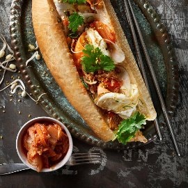 Banh mi med spejlæg, røget chilimayonnaise, kimchi og kinaradise. Banh mi med spejlæg, røget chilimayonnaise, kimchi og kinaradise.