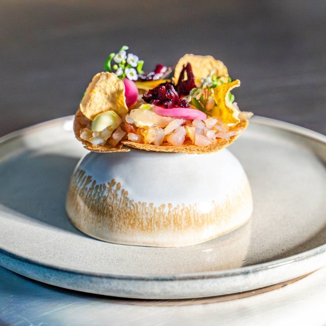 Fladbrød, tørret kammusling, koldrøget gedde og syltede rødbeder