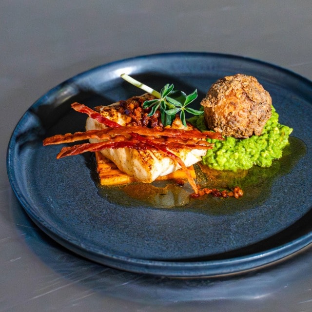 Let saltet torsk med bacon, kroketter og kulsmør