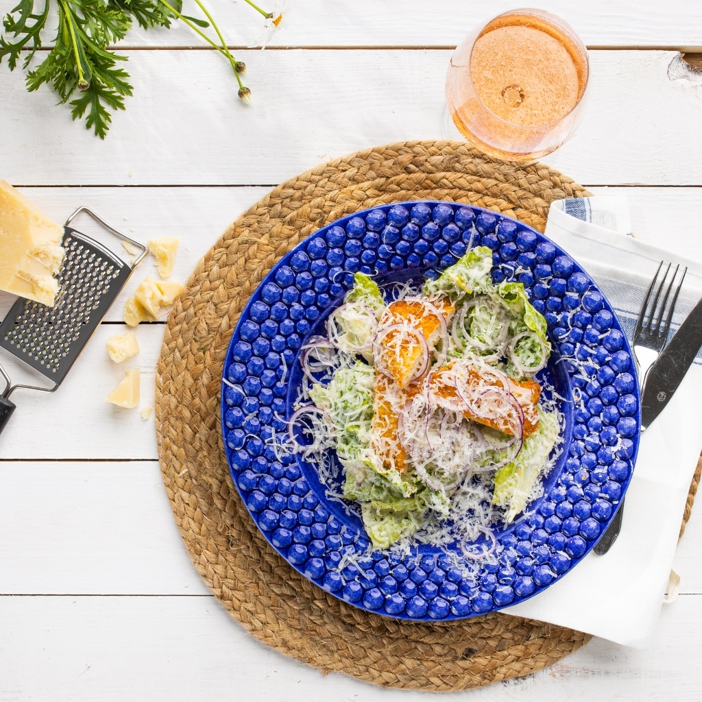 Caesarsalat med friteret kylling Caesarsalat med friteret kylling