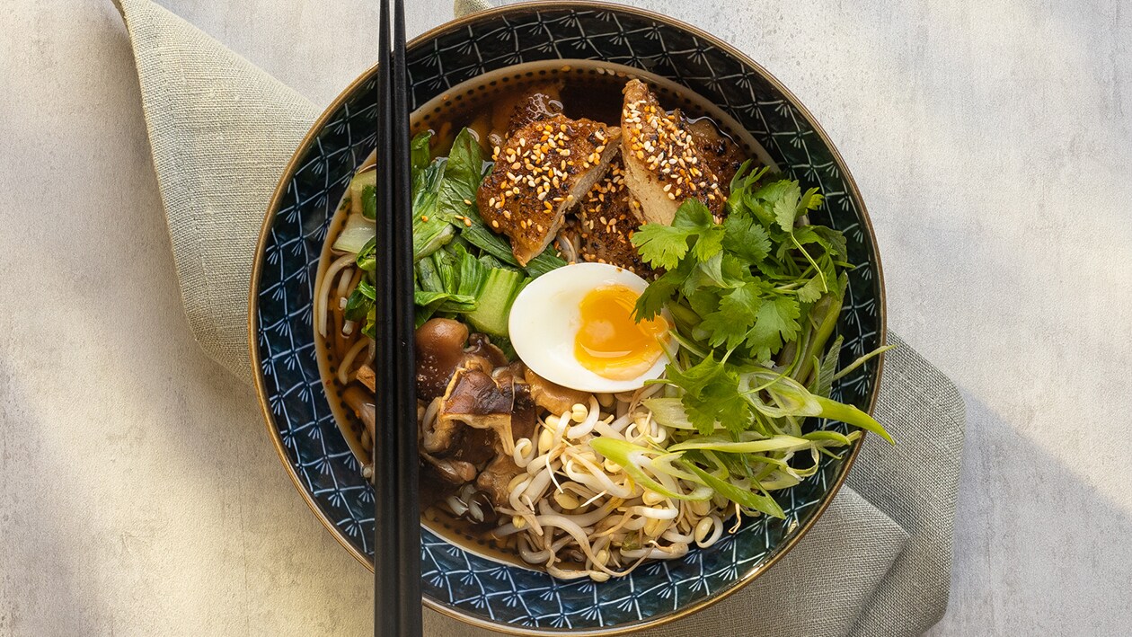 Japansk ramen med soja- og sesamstegte kyllingelår – - Opskrift Japansk ramen med soja- og sesamstegte kyllingelår – - Opskrift