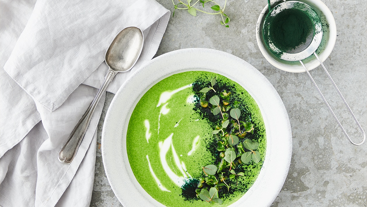 Grøn ærte- og aspargessuppe med kikærtecrunch, lemon-skyr og spirulina – - Opskrift