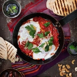 Chachouka-varm nordafrikansk gryde med paprika,tomat og æg Chachouka-varm nordafrikansk gryde med paprika,tomat og æg