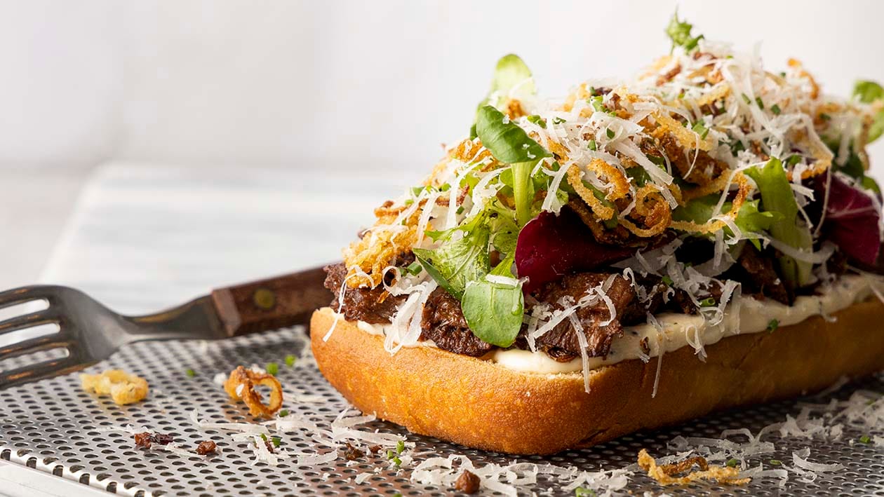 NoBeef Steak Sandwich med løg, trøffel & Parmesan – - Opskrift