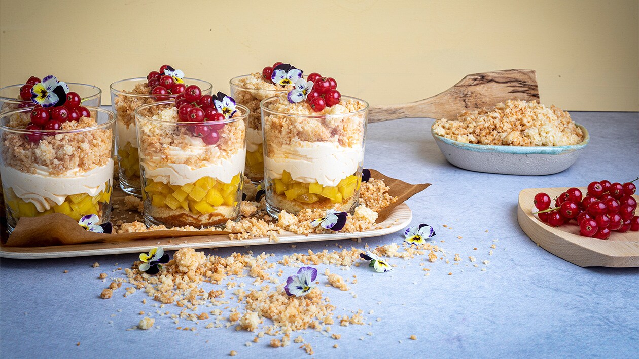 Mangomousse, kokoskage og crumble – - Opskrift Mangomousse, kokoskage og crumble – - Opskrift