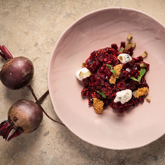 Rødbedesalat & friskost med syltede agurker