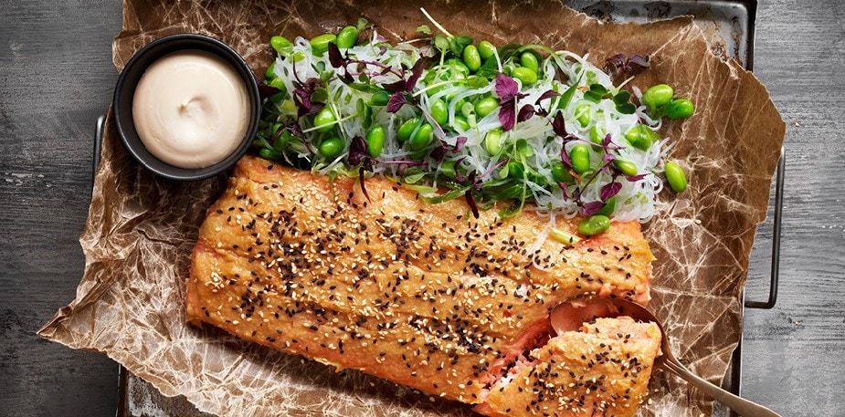 Misobakad lax med  nudelsallad och  sojamajonnäs Misobakad lax med  nudelsallad och  sojamajonnäs