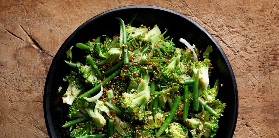 Broccoli med sesamfrön, koriander och miso Broccoli med sesamfrön, koriander och miso