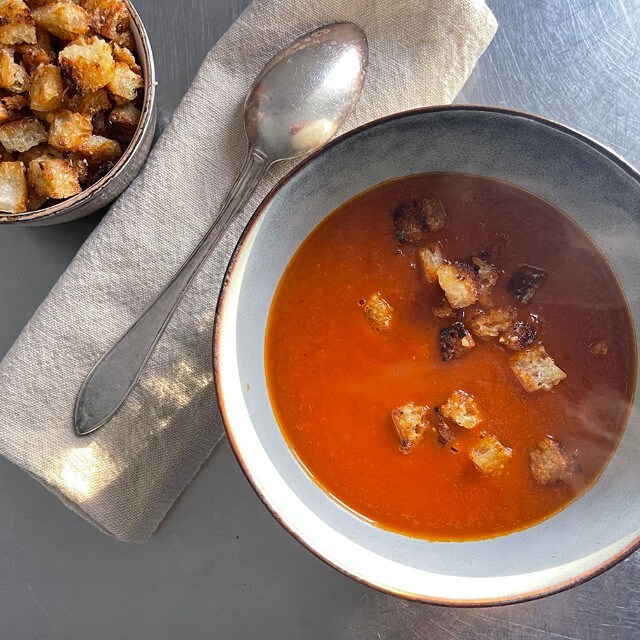 Tomatsuppe med ristede parmesancroutoner Tomatsuppe med ristede parmesancroutoner