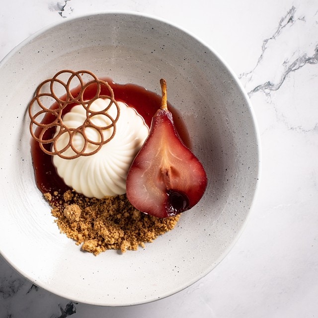 Panna cotta med portvins-pocheret pære og kanel-crumble Panna cotta med portvins-pocheret pære og kanel-crumble