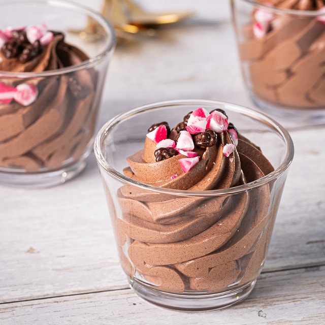 Chokolademousse med slikstok Chokolademousse med slikstok