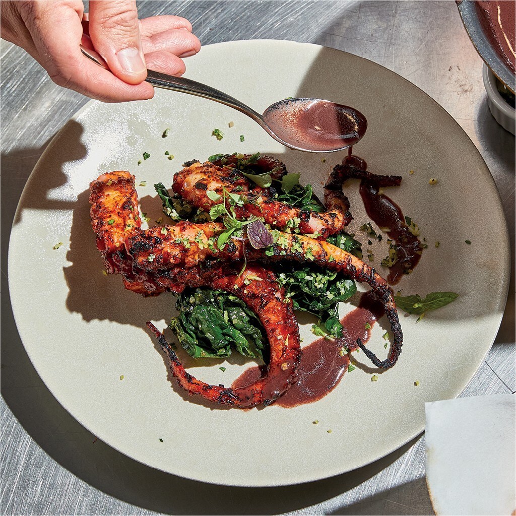 Grillet blæksprutte med rødvinsdemi