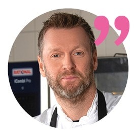 Der er en grund til, at man som udgangspunkt kalder et godt spisested for en “Restauration”. Her bliver kroppen og sindet “Restaureret”: Vi deler noget fælles, vi udvikler vores sociale kompetencer og vi opdager, at det nødvendigvis ikke kun er maden der smager fantastisk, men også selskabet og tiden vi bruger på det, som gør os rigere! Der er en grund til, at man som udgangspunkt kalder et godt spisested for en “Restauration”. Her bliver kroppen og sindet “Restaureret”: Vi deler noget fælles, vi udvikler vores sociale kompetencer og vi opdager, at det nødvendigvis ikke kun er maden der smager fantastisk, men også selskabet og tiden vi bruger på det, som gør os rigere!