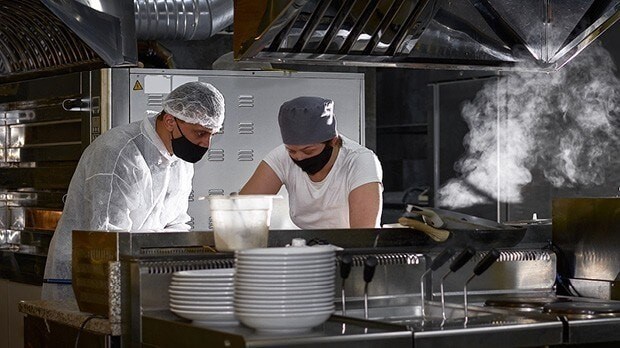 2 chefs working 2 chefs working